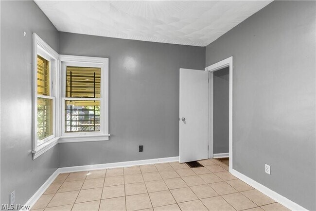 Building Photo - 52 Rhoda Ave