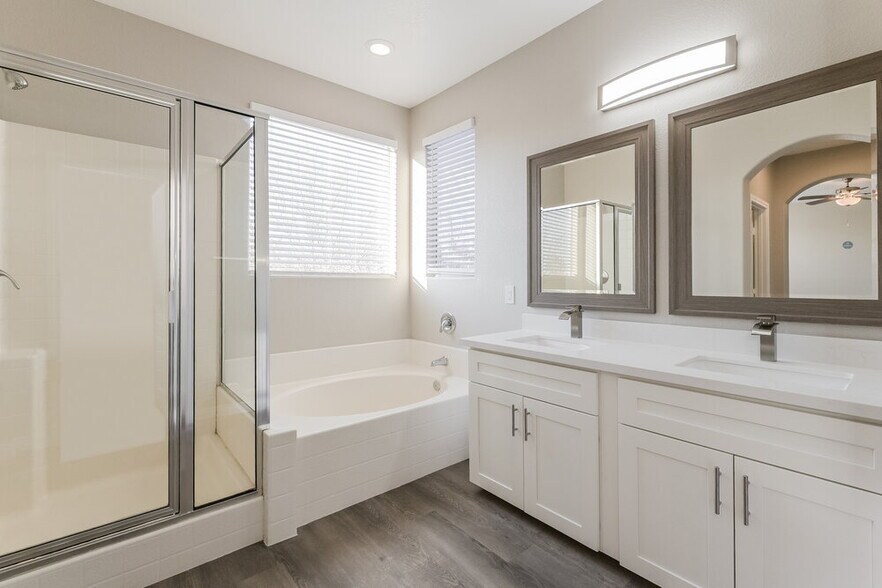 Building Photo - 4048 Villeroy Ave