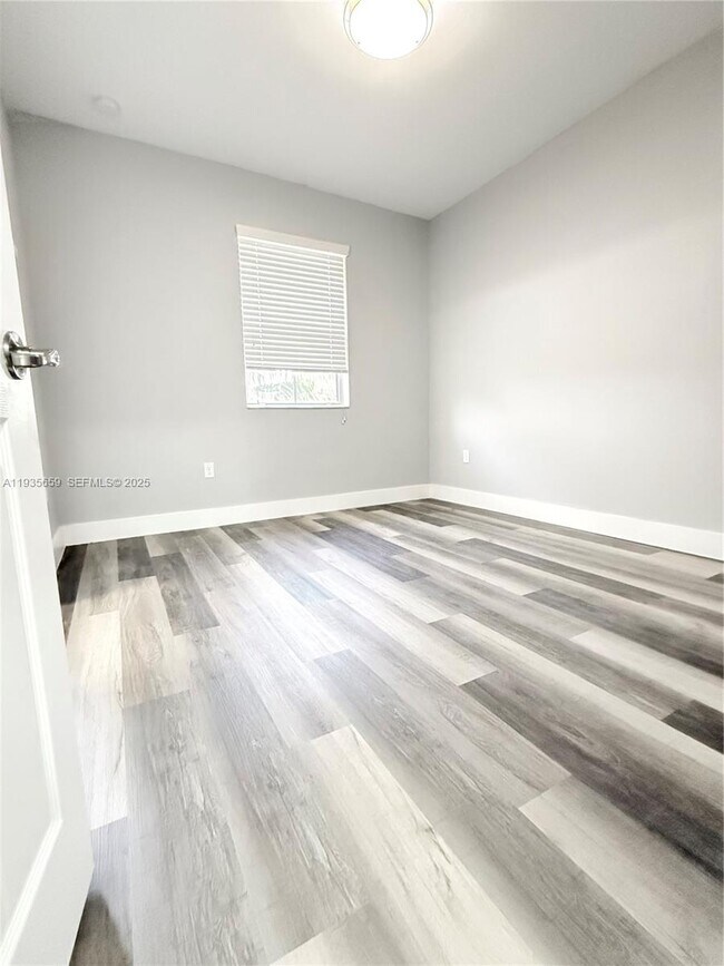 Building Photo - 134 SE 28th Ter