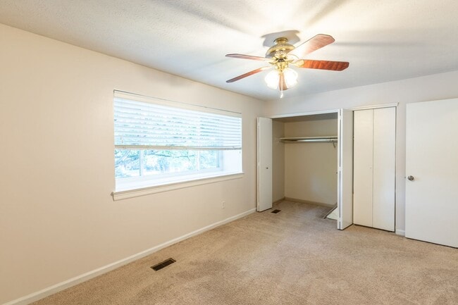 Building Photo - 110 Woodlake Dr