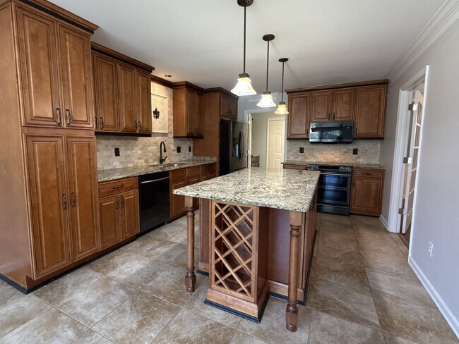 Building Photo - "Charming 4-Bed Oasis with Granite Finishe...