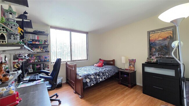 Building Photo - 901 Hillcrest Dr