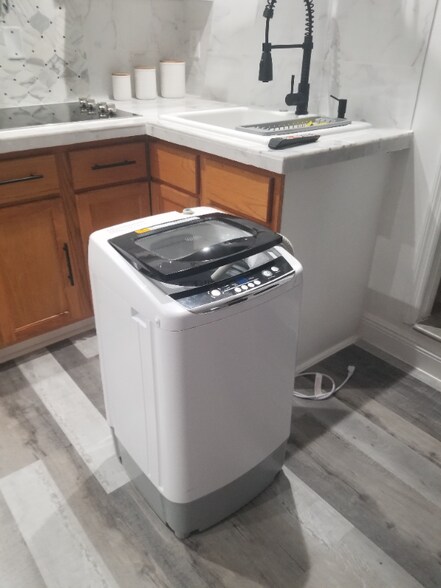 Building Photo - 1585 Maxwell Ln