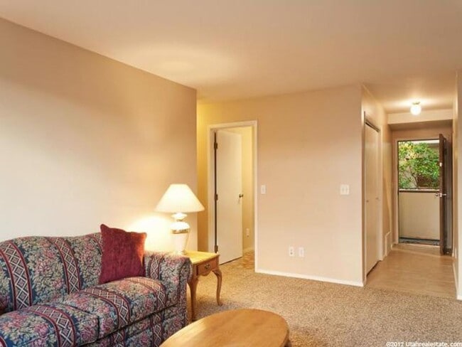 Building Photo - Prime Amenities Await: Newly Renovated 2-B...