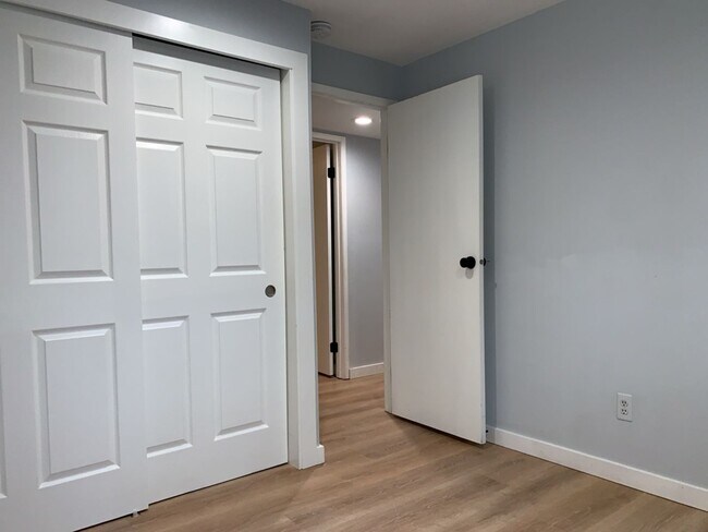 Building Photo - Spacious 3 Bed 2.5 bath Kent Split-Level home