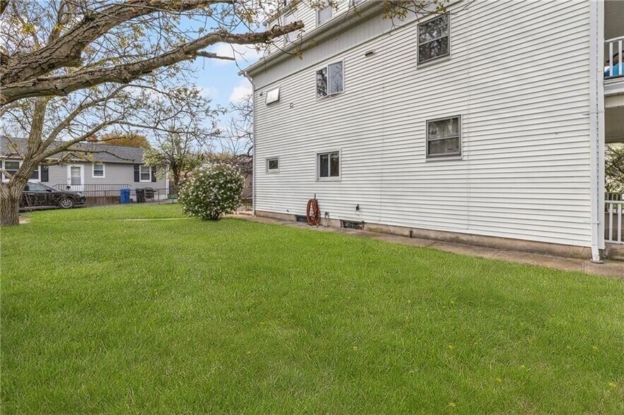 Building Photo - 1561 Cranston St