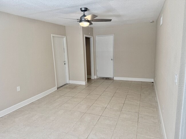Building Photo - Fully Renovated and Modern 3/1 Available Now!