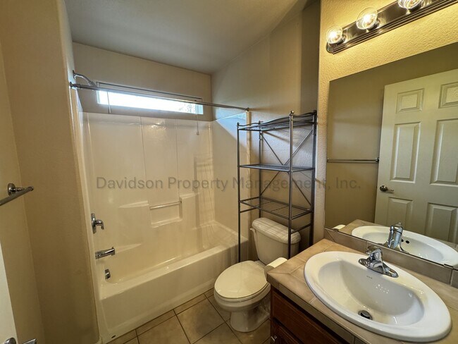 Building Photo - Gorgeous 3 Bedroom Townhouse Near Garden of the Gods