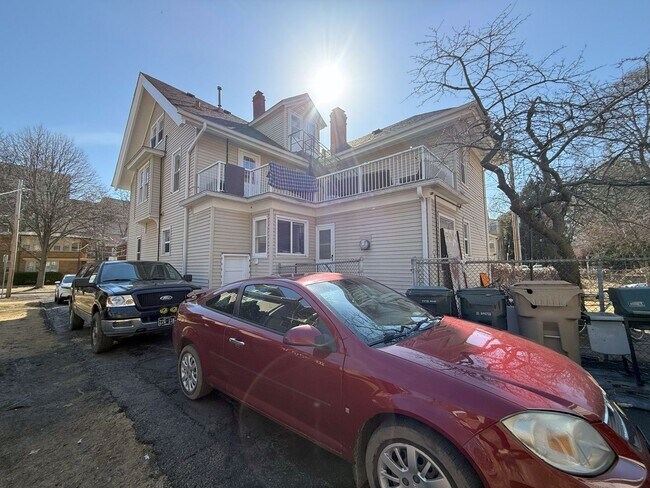 Building Photo - 104 Lathrop St