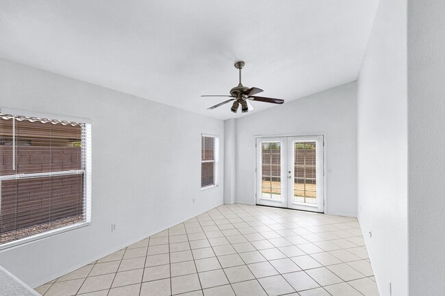 Building Photo - Beautiful Large 3 Bedroom home in Parkwood...