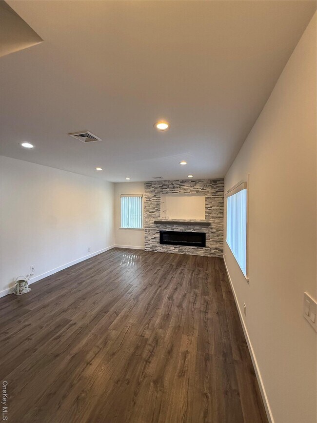 Building Photo - 1090 Pelham Pkwy S