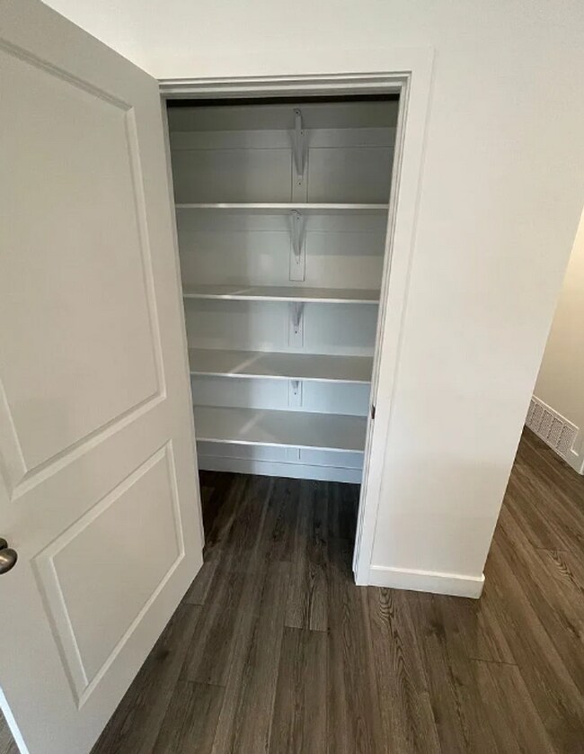 Building Photo - Spacious 3 Bedroom 2.5 Bathroom End Unit in Cedar City!