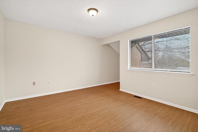 Building Photo - 70 Hampshire Dr