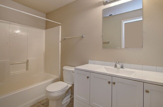 Building Photo - WOODLAND 3 BEDROOM, 3 BATH BEAUTY!