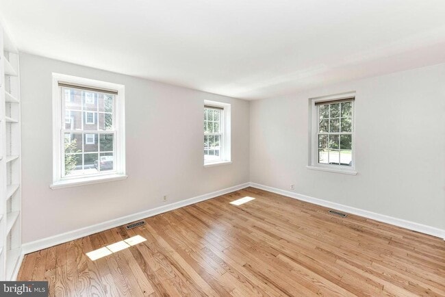 Building Photo - 3057 S Buchanan St