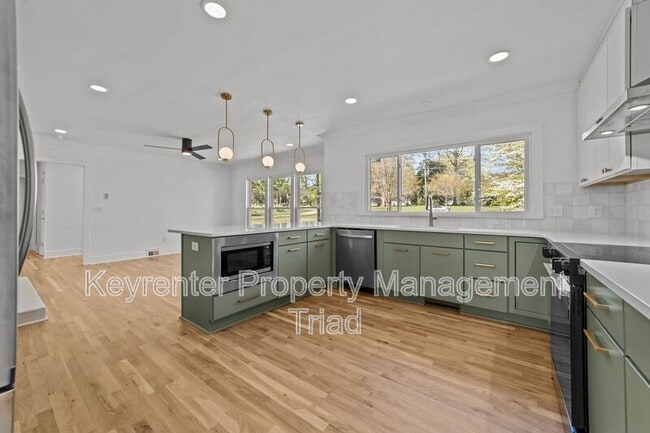 Building Photo - 3807 W Friendly Ave
