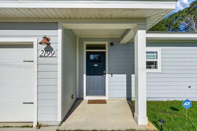 Building Photo - Solar Panel Home in East Navarre!