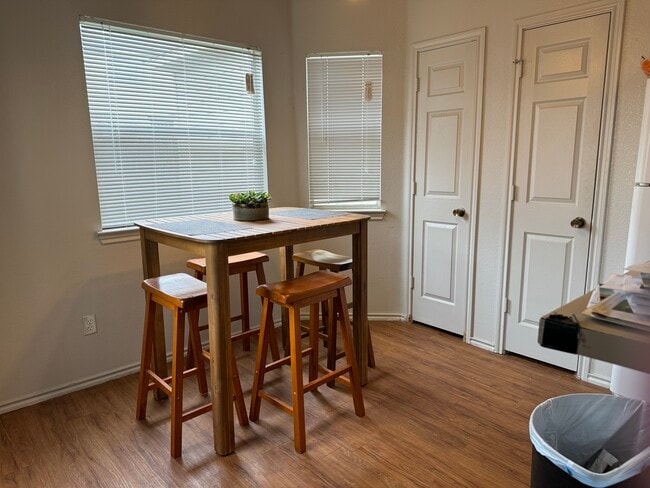 Building Photo - Cedargrove