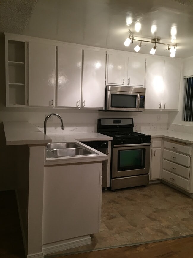 Building Photo - Beautiful 1 Bed/1 Bath Condo Apartment with Private Balcony, Hardwood Flooring, Pool, and AC