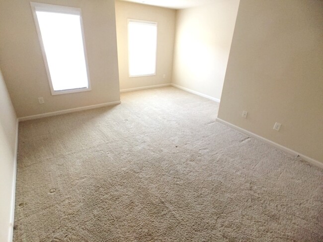 Building Photo - Modern 3BR Townhome - Swim/Tennis and More!