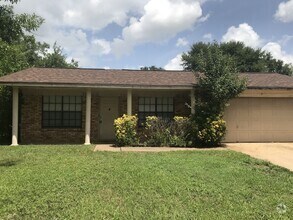 Building Photo - 3 Bedroom 2 Bath