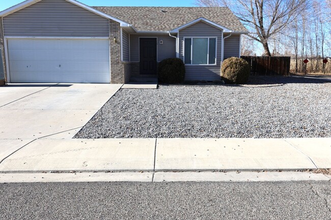 Primary Photo - Nicely remodeled 3 bdrm 2 bath 2 car garage!