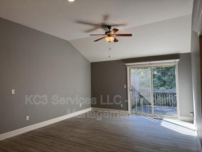 Building Photo - 9326 N Robinhood Ave