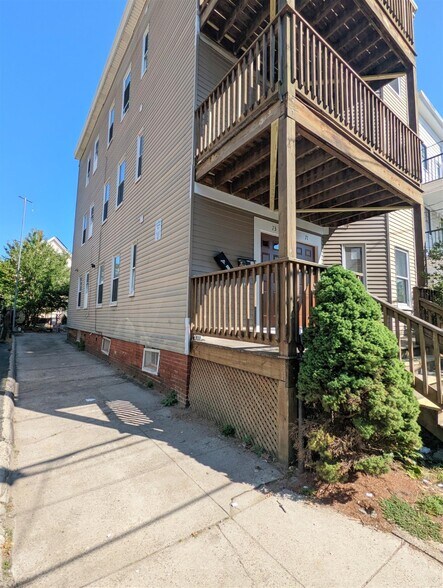 Building Photo - 63 Merriam St