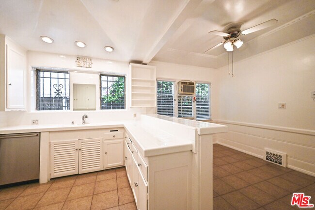 Building Photo - 361 N Mansfield Ave