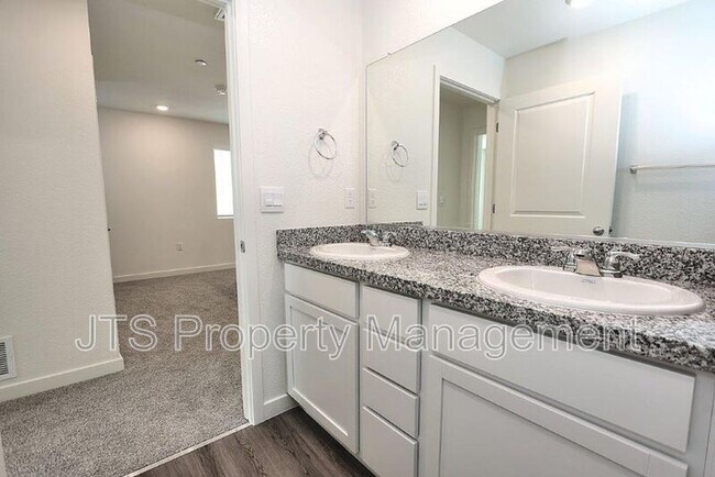 Building Photo - 2097 Shady Tree Cir