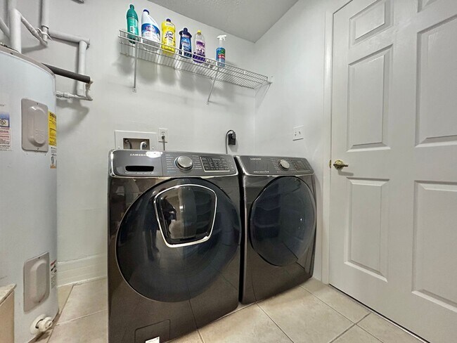 Building Photo - Stylishly upgraded 4Bedrooms/2Baths home in the heart of Winter Springs!