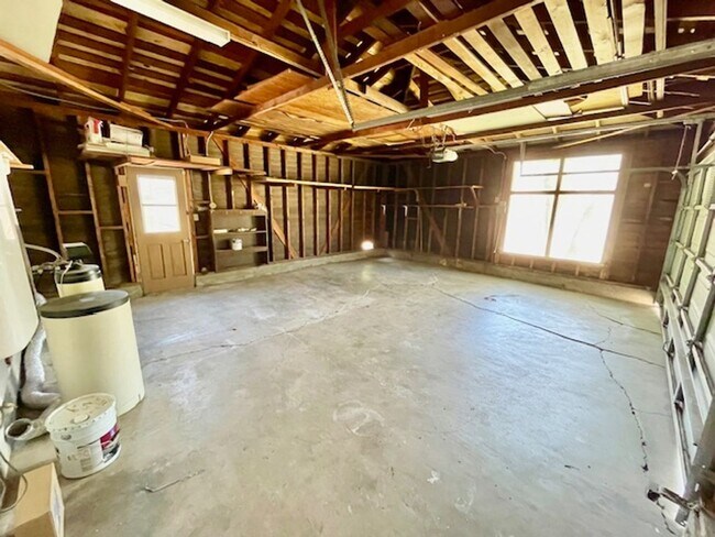 Building Photo - Spacious updated home in Hidden Valley nei...