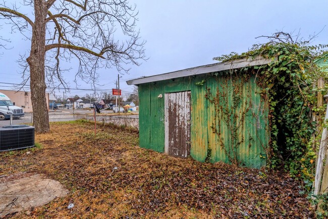 Building Photo - PRICE REDUCED- $995 - Cute 3 Bed/2 Bath Si...