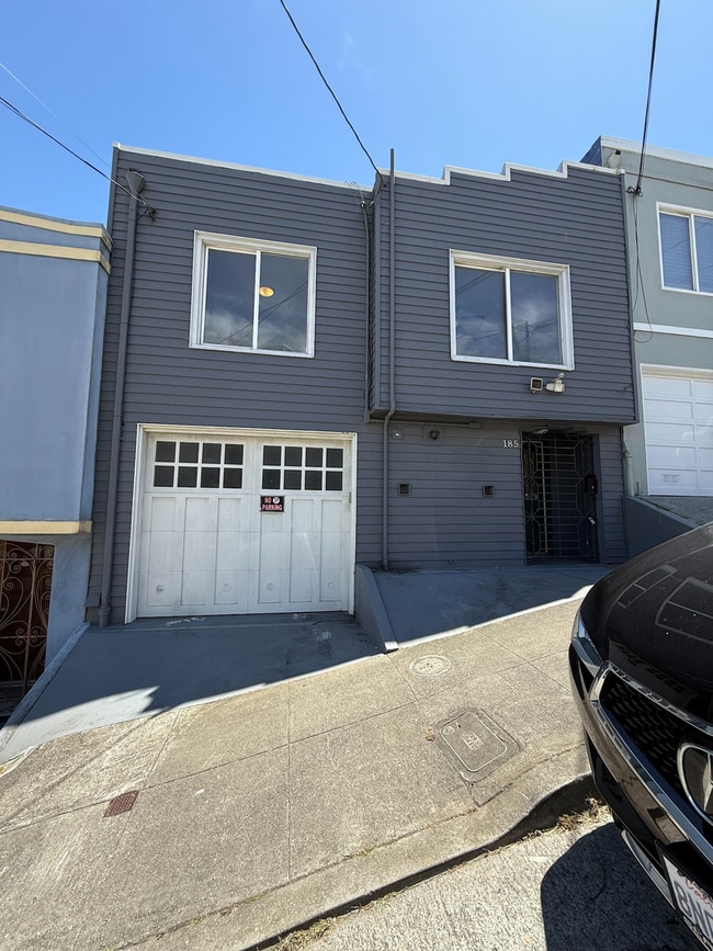 Primary Photo - Spacious 3 Bedroom Home Minutes from City ...