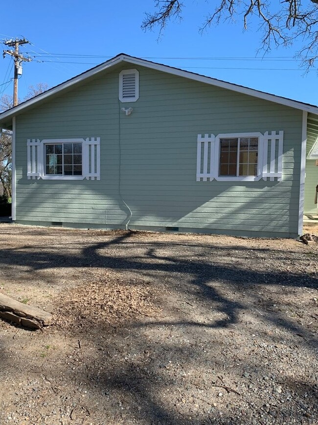 Building Photo - Country Home!