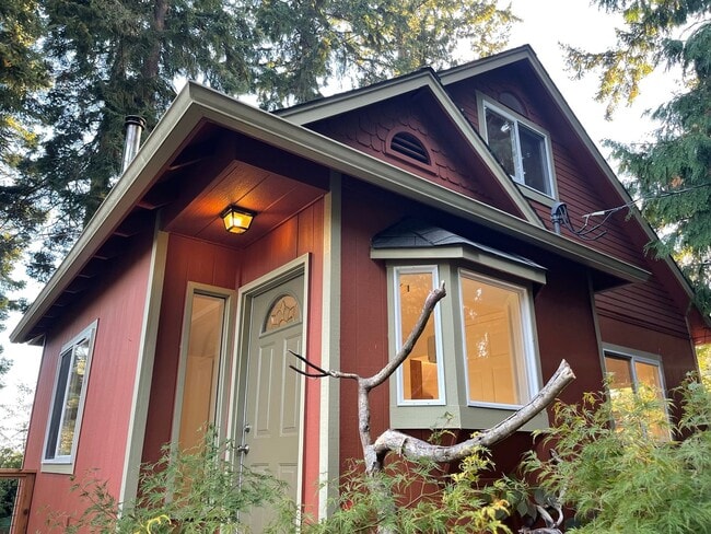 Primary Photo - Absolutely Darling INDIANOLA cottage, full...