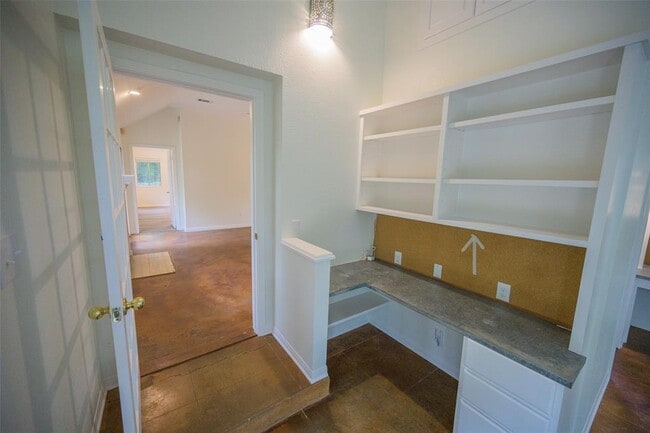 Building Photo - 6000 La Naranja Ln