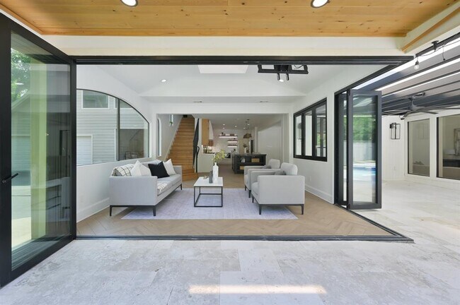 Building Photo - 35 Fernglen Dr