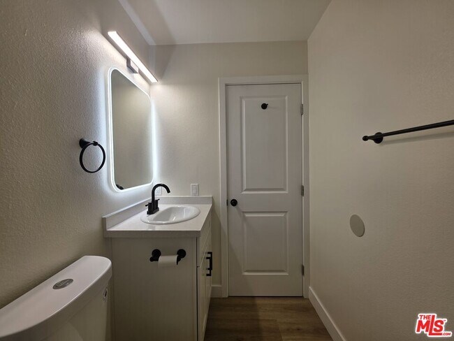 Building Photo - 535 W 4th St