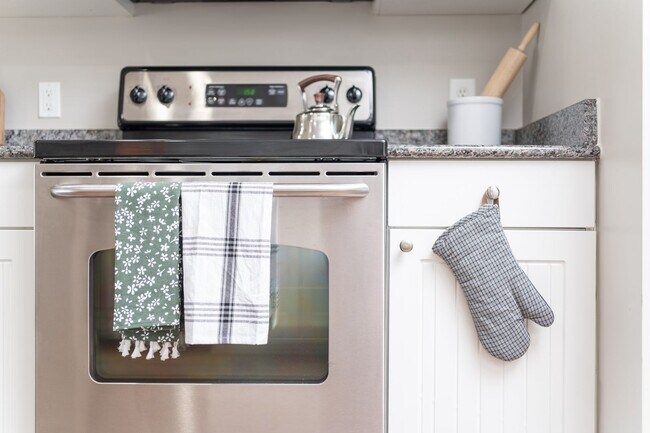 Building Photo - 3 Bedroom Flat, End unit Apartment - Available at Woodlands with $500 deposit. Ask your leasing a...