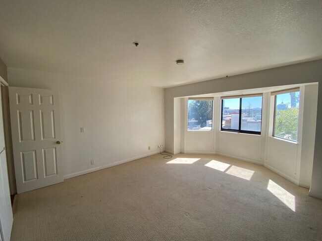 Building Photo - Amazing Cleveland Heights, 1 Block East of Lake Merritt with views of the lake
