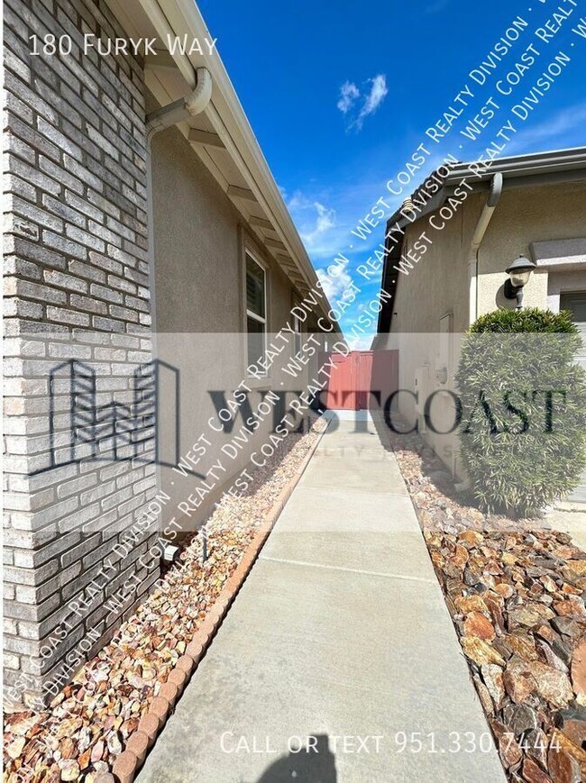 Building Photo - COMING SOON!!! 2bd/2ba with golf course an...