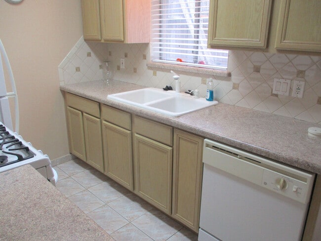 Building Photo - Beautifully updated condo in quite community