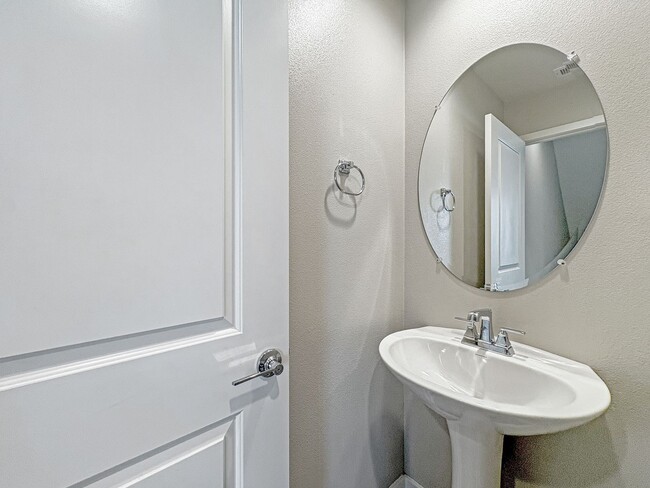 Building Photo - Stunning Escondido 3BR/3.5BA Home Availabl...