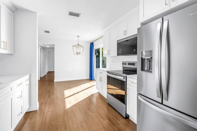 Building Photo - 652 42nd Ave NE