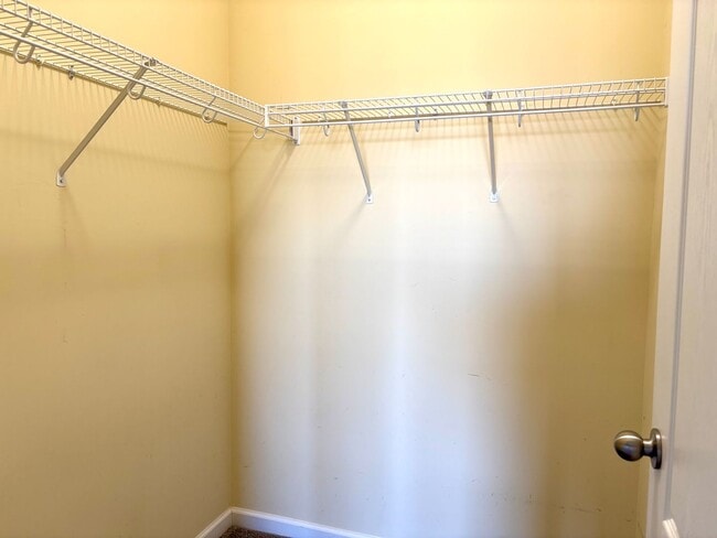 Building Photo - Don't miss out on this great 3 bed 3.5 bath townhouse with tons of amenities!