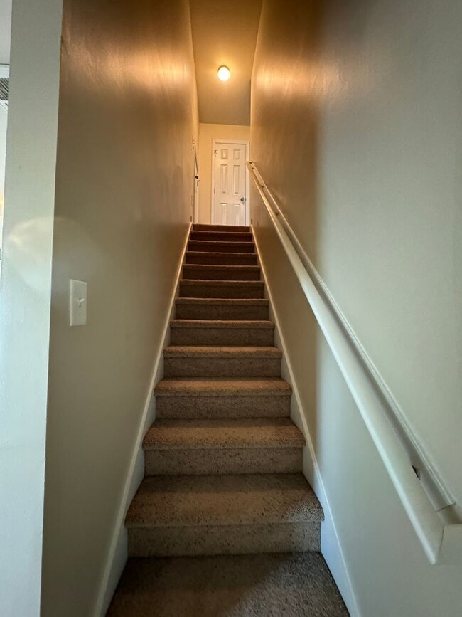 Building Photo - End Unit! Screened Porch!