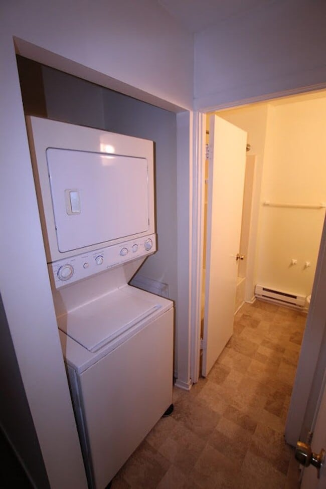 Building Photo - Spacious & Well-Maintained Home