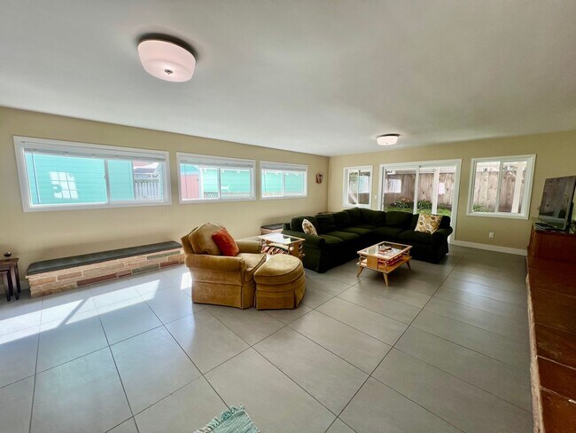Building Photo - Charming Furnished Home in PG!