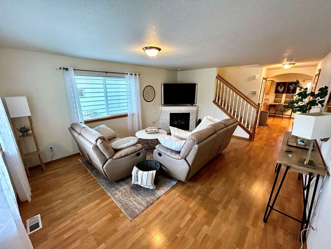 Building Photo - Charming 4 Bed/2.5 Bath Retreat!